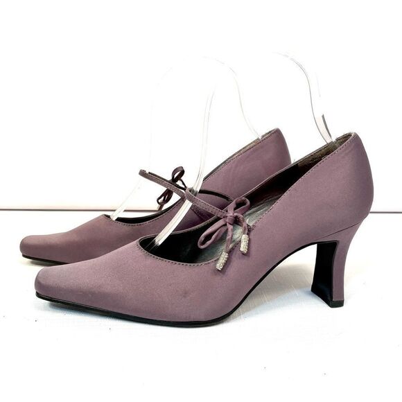 BANDOLINO GRAY SATIN NATTIE 3” HEEL SIZE 6 NWOB - Picture 1 of 6